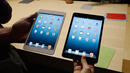 <p>Потребител разглежда новия iPad mini, който бе представен в два цвята.</p>