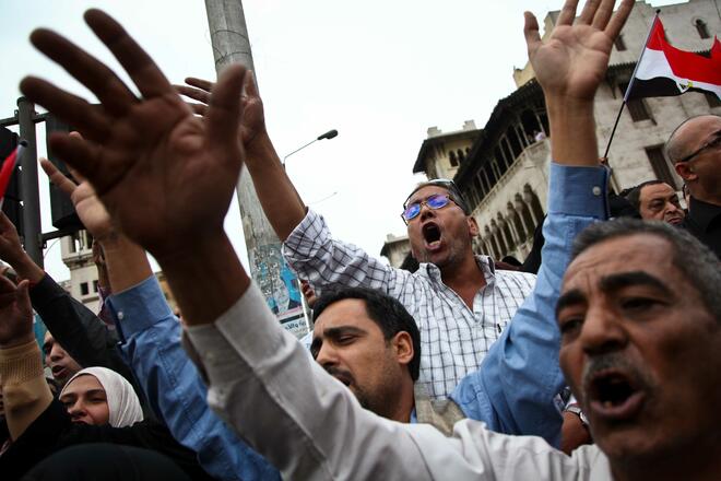 Демонстранти припяват в хор послания против Морси