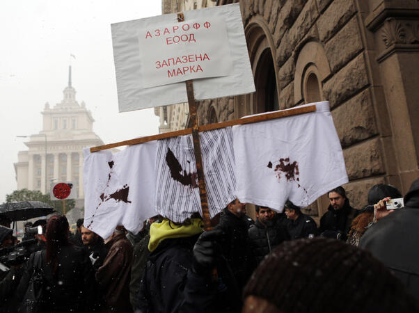 Десетки учени протестират пред сградата на Министерството на образвованието и науката с искане за оставката на министъра на образованието, младежта и науката Сергей Игнатов