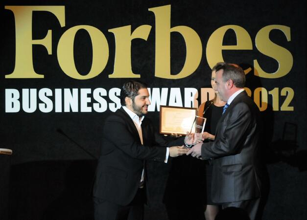 Генерален директор на "Атика Медия" и издател на Forbes България Христос  Христу връчва наградата Служител на годината на Атанас Карагьозов,  регионален мениджър, Пощенска банка
