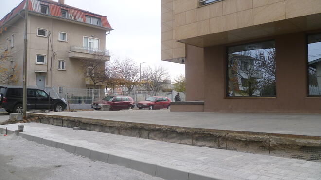 Представете си с инвалидна количка или патерици как се преодолява това стъпало
