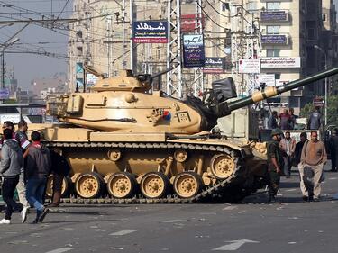 Египетската армия изкара танковете, за да възстанови реда