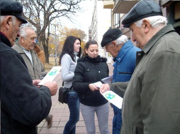 Освен това те разясняваха на гражданите по улиците ползата от рециклирането