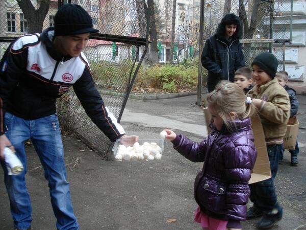 Връщаш пакет хартия за рециклиране - получаваш целувка. Сладко, нали?