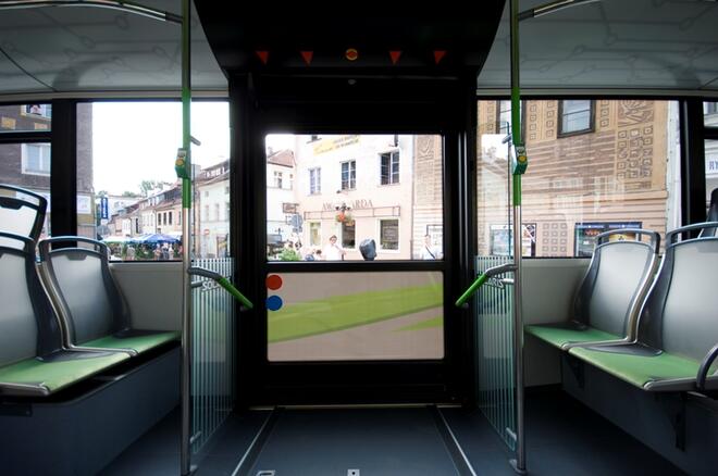 Интериорът на хибридния автобус предлага удобство при пътуване и на хората в неравностойно положение