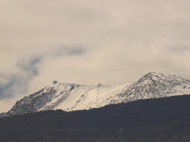 Остава студено, но облачността намалява 