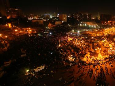 Демонстранти пробиха барикадите на двореца в Кайро
