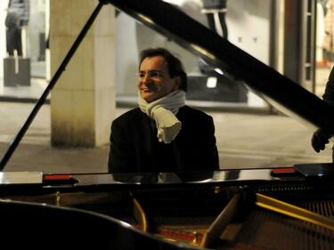 Оригинален Паоло Дзанарела изкара рояла си и свири на улицата 