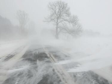 Снегът блокира Североизточна България