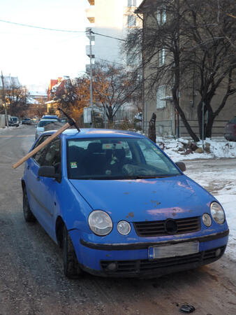 Автомобил осъмна с кирка, забита в тавана, в столичния кв. "Редута"