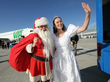 Дядо Коледа пристигна със самолет във Варна