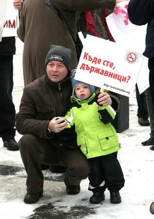 Събралите се днес на Орлов мост протестиращи на различна възраст,  включително и малки деца, настояваха за запазването на забраната за  тютюнопушене в заведенията