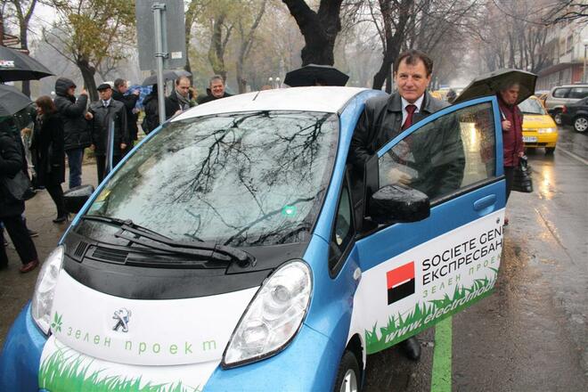 Областният управител на Стара Загора изпробва електромобил по време на откриването на първите пет зарядни станции в града