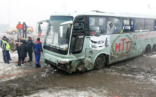 Автобус с 30 души падна в дере