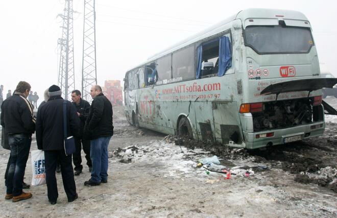 Автобус с 30 души падна в дере