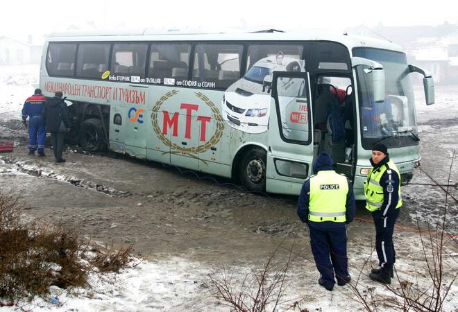 Автобус с 30 души падна в дере