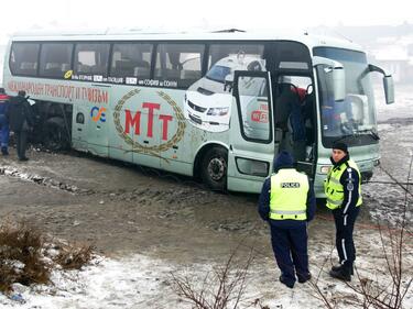 Автобус с 30 души падна в дере