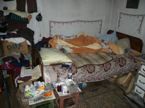 В петък срещу събота около полунощ неизвестни разбили входната врата на самотно живееща 80-годишна жена в село Риш