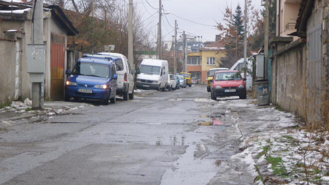 На много място из квартала изобщо няма и тротоар