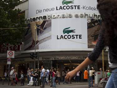 Lacoste иска да забрани на атентатора от Осло да носи дрехите ѝ