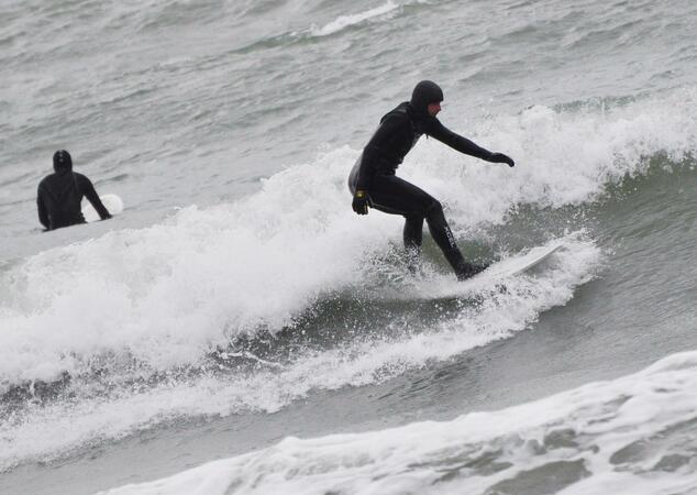 Варненски сърфисти се възползваха от вълните, за да излязат в морето с дъските си