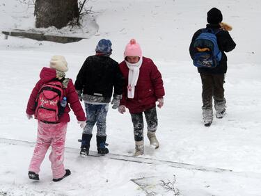 Зимата затвори 494 училища днес