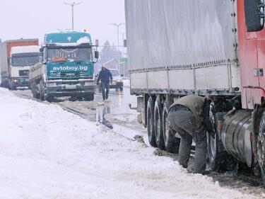 ТИР блокира магистрала "Тракия" при Стара Загора