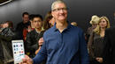 <p>Изпълнителният директор на Apple Тим Кук позира доволен с новия таблет. След смъртта на Стив Джобс щатският технологичен гигант коренно промени отношението си към мини таблетите.</p>
