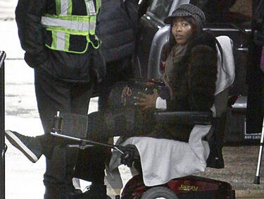 Наоми Кембъл в инвалидна количка след насилствен грабеж