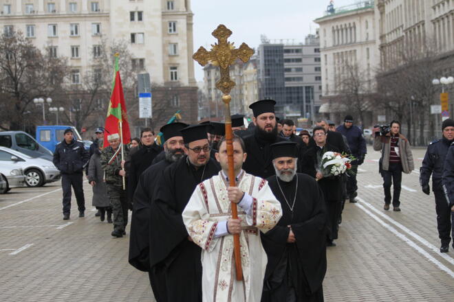 След службата от "Света Неделя" тръгна литийно шествие до паметника на Българския опълченец в София