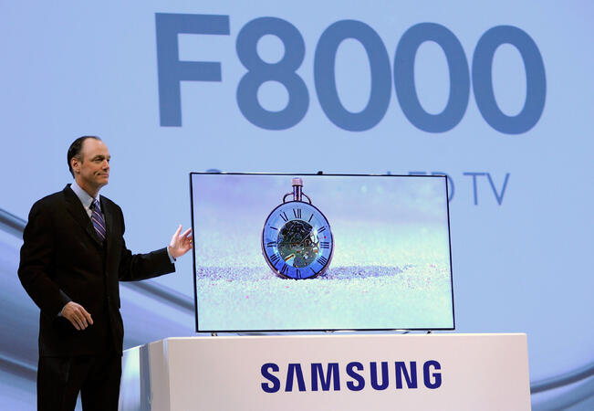 Президентът на Samsung за Америка Стив Бакстър представи новия LED телевизор  Samsung's F8000 HDTV по време на пресконференцията на компанията при откриването на тазгодишния CES 2013