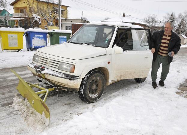 В Димитровградско си чистят с джип-снегорин 