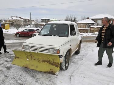 В Димитровградско си чистят с джип-снегорин 