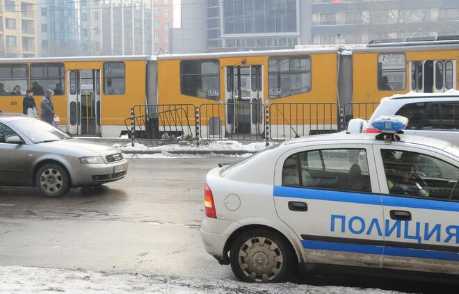 На кръстовището на бул. &ldquo;България&rdquo; и &ldquo;Тодор Каблешков&rdquo; БМВ помете пешеходец точно на трамвайната линия