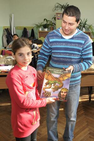 ﻿Божидара Христова на 9 години от Хасково е прочела 289 книги само за година. 262 от томчетата тя е заела от детския отдел на регионалната библиотека в града