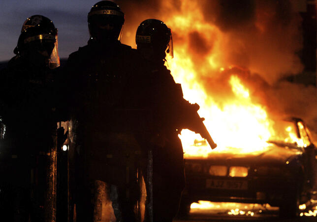 Полицията наблюдава горяща кола в Белфаст, Северна Ирландия