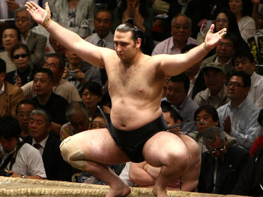 Българите стартираха с победи на турнира по сумо в Токио