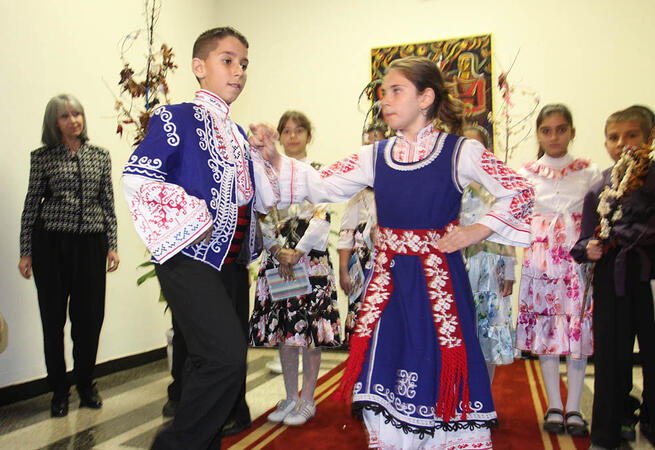 Ромски деца поздравиха вицепремиера с песни