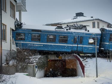 Шведка открадна влак и го блъсна в жилищна сграда