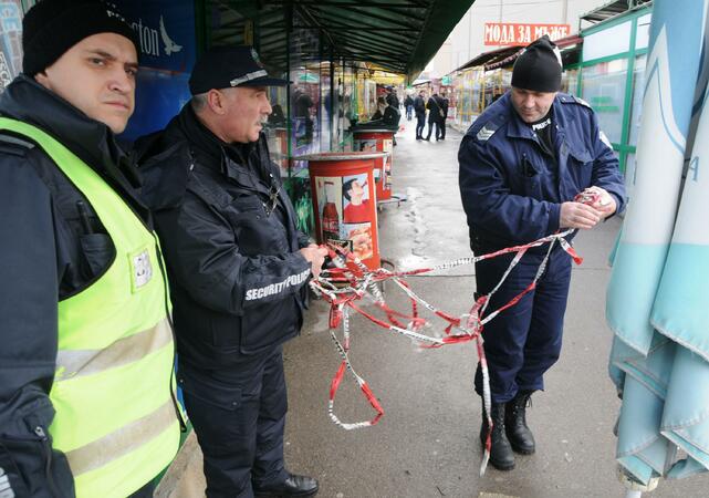 Полицията прави оглед на мястото на обира на златарското ателие в столичния кв. "Младост"