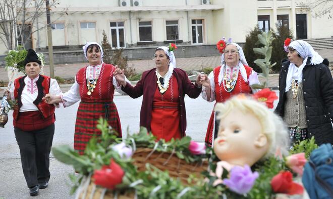 Песни и хора на селския мегдан в хасковското село Узунджово