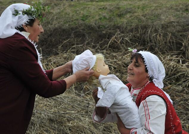 Бабите са извадили бебето-кукла от реката