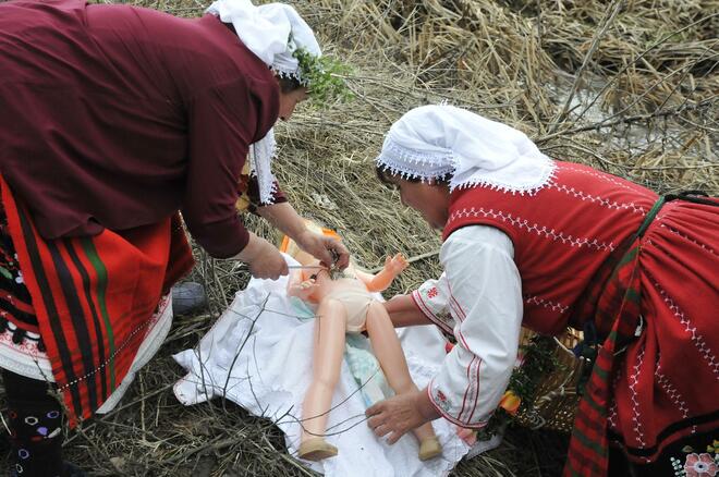 Бабите наричат бебето, в кое семейство да се падне