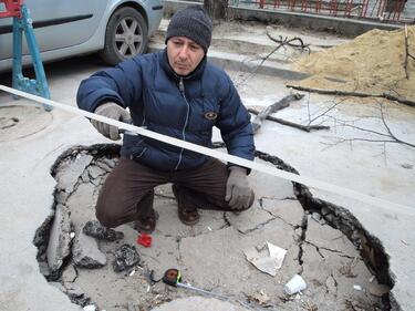 Улична дупка стана забележителност във Варна
