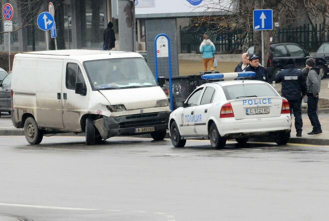 Микробус и автомобил катастрофираха 