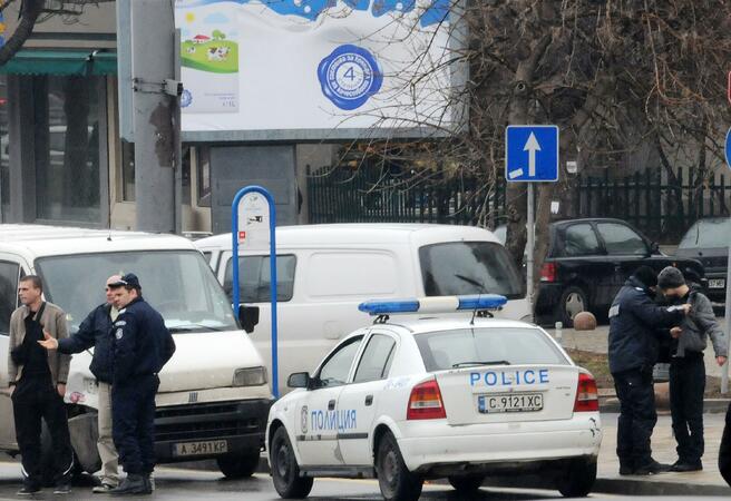 Микробус и автомобил катастрофираха 