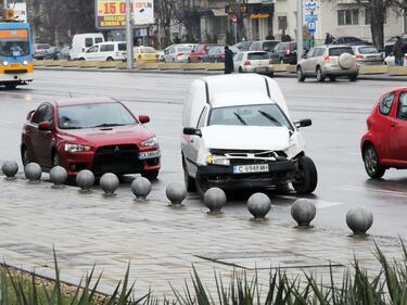 Микробус и автомобил катастрофираха 