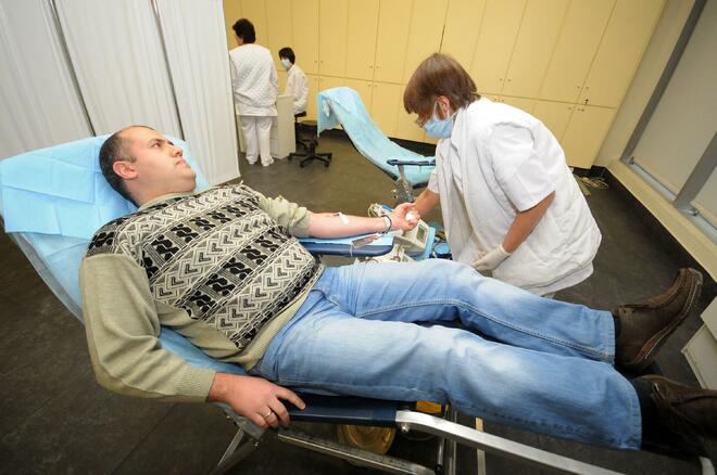 Граждани даряват кръв в столичен мол