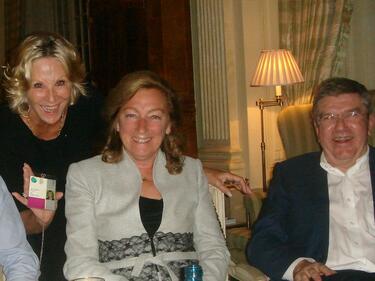 Светла Оцетова (в средата) с Томас Бах и американската журналистка Дона ди Берона, отразяваща олимпизма