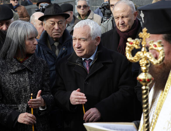 На церемонията пред Мемориала на жертвите на комунистическия режим бяха президентът (1990-1997 г.) Желю Желев, заместник-министърът на отбраната Августина Цветкова, народни представители